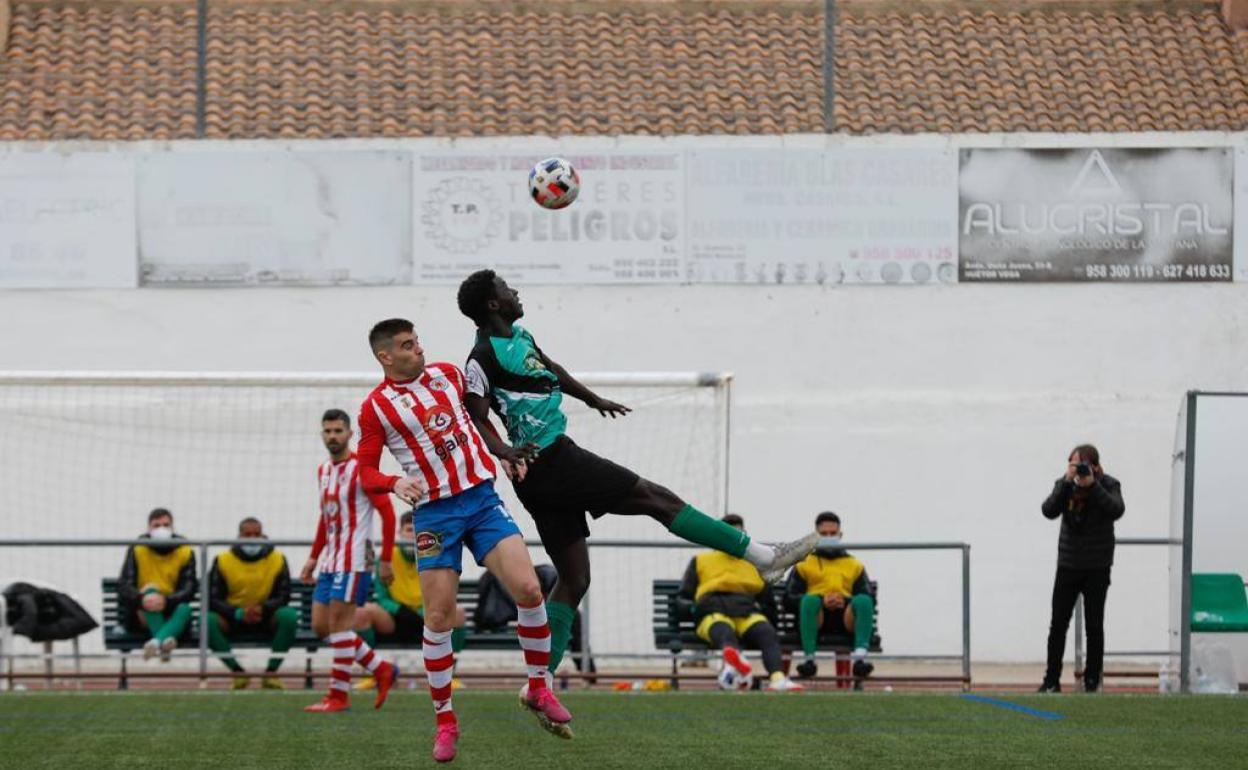 El espigado Serigne se lanza a por el balón. 