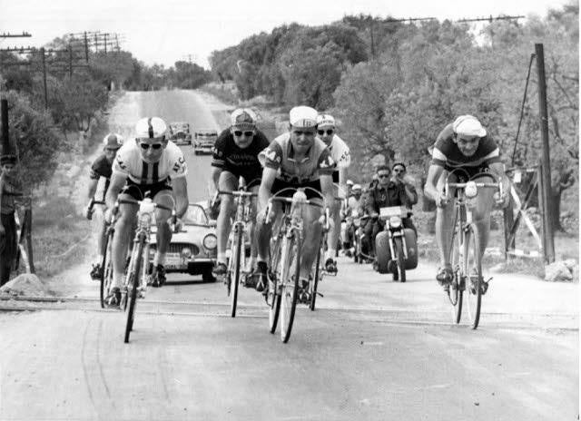 Pedalea en el centro. De 1952 a 1962 sumó un centenar de podios que entusiasmaron a los aficionados.