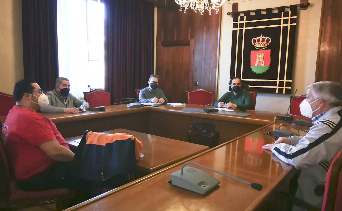 Reunión del alcalde Javier Chica con representantes de la Asociación de Hosteleros de Torredelcampo. 