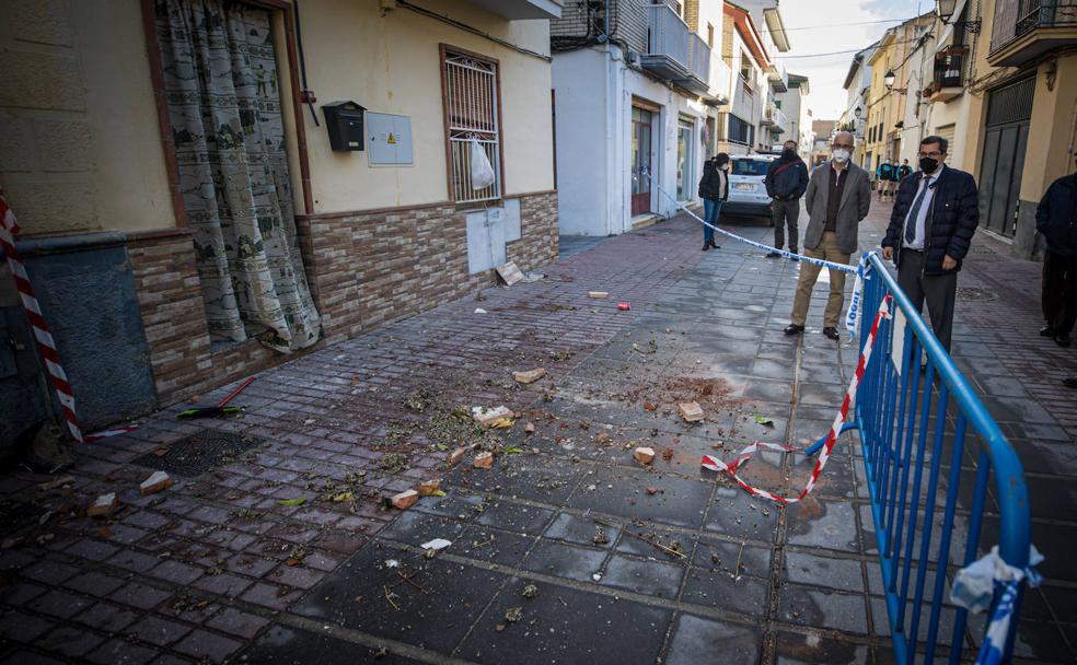 El presidente de la Diputación y el alcalde de Santa Fe recorren la localidad para comprobar los daños del terremoto, en la jornada de ayer.
