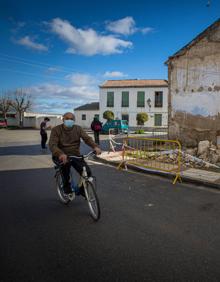 Imagen secundaria 2 - La Puerta de Loja de Santa Fe sigue cerrada. Encarnita, de Chauchina. Un vecino de Romilla pasea ante un inmueble que se ha caído por los terremotos.