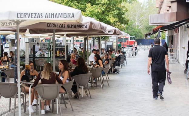 Granada capital, al borde del cierre de bares y negocios no esenciales tras disparar su tasa en el fin de semana