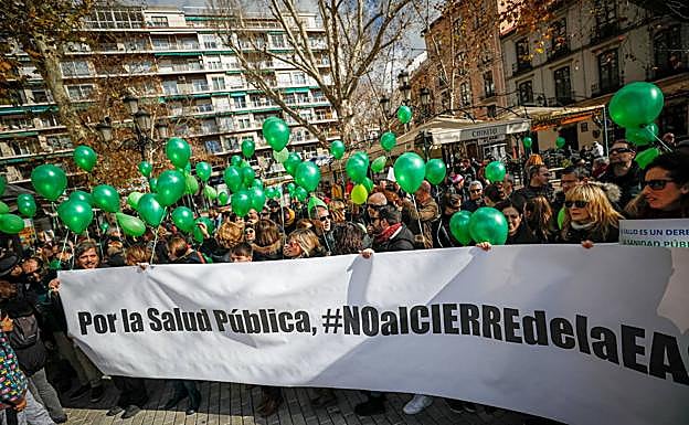 Los trabajadores protestaron hace un año contra el cierre de la Escuela.