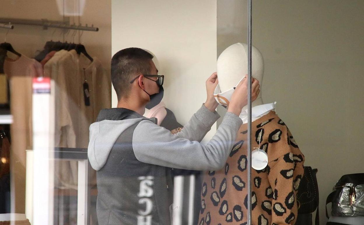 Escaparate de un establecimiento en Úbeda, que tendrá que cerrar desde este miércoles. 