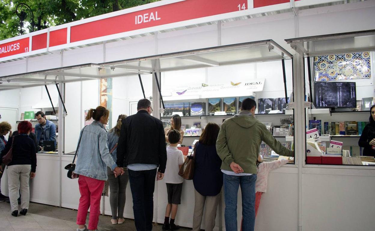 Visitantes en la Feria del Libro de 2019, la última celebrada hasta la fecha.