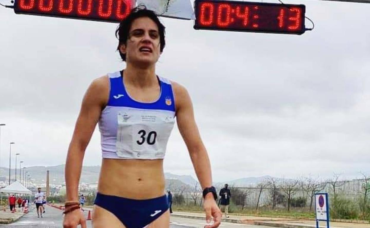 María Pérez, exhausta al cruzar la línea de meta. 