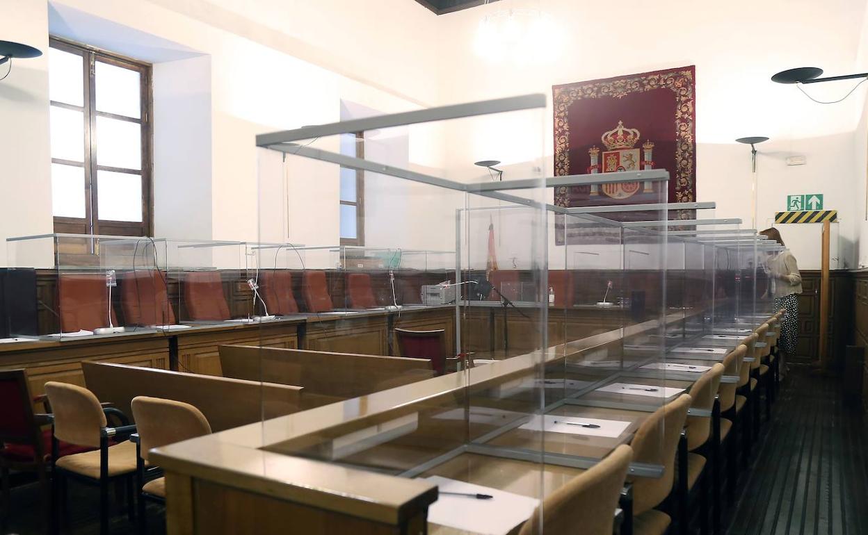 Interior de una sala de vistas de la Audiencia de Granada, que acogió el juicio. 