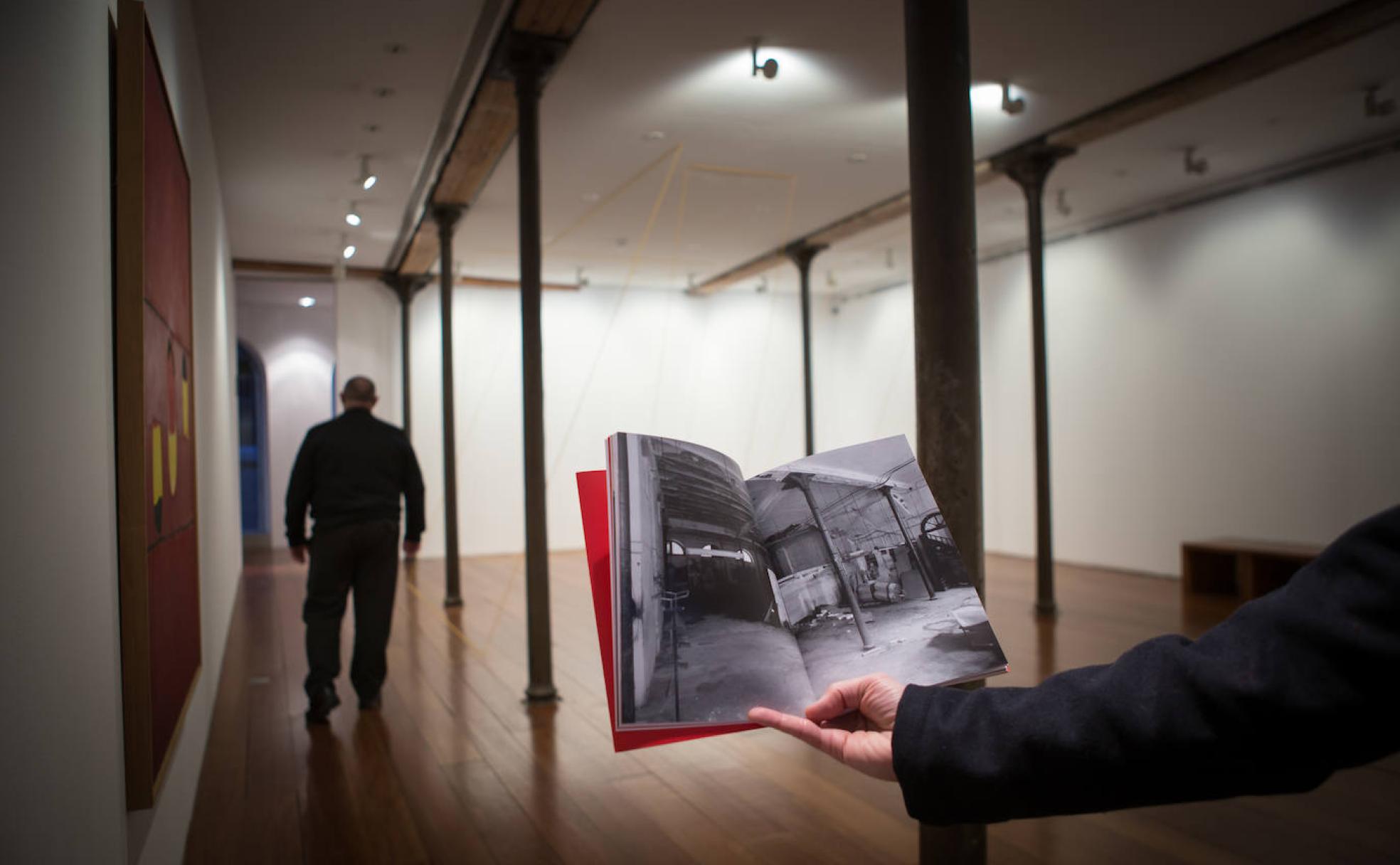 Fotografía actual de la primera planta tomada en el mismo lugar y con el mismo encuadre que la que aparece en libro, realizada en el momento de la rehabilitación de edificio. 