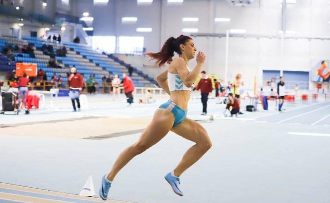 Laura Bueno toma una curva durante una carrera anterior. 