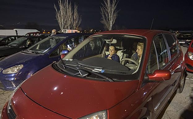 Vecinos de Santa Fe se refugian en sus coches tras una de las secuencias de terremotos. 