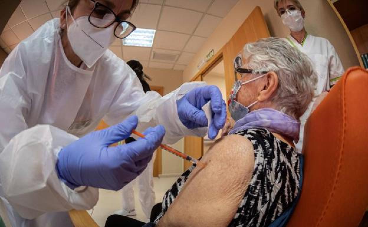 Vacunación en Andalucía | El plan de la Junta: inmunización masiva de mayores de 80 años en estadios y grandes superficies