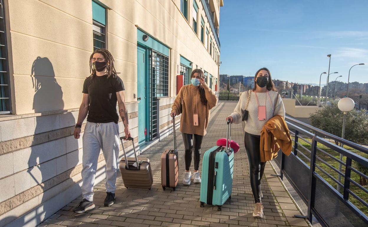 Tres jóvenes abandonan la Residencia Fernando de los Ríos. 