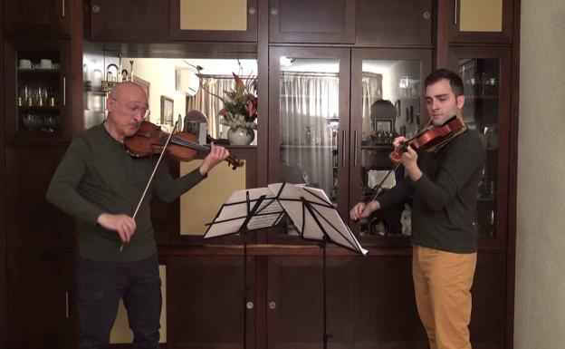 En un concierto casero a dúo con su padre, Berdj Papazian.