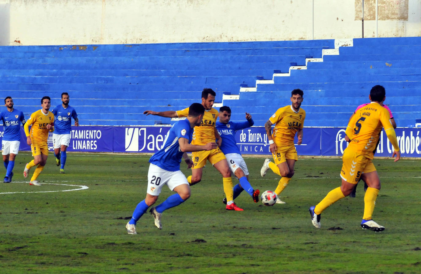 Fran Lara, uno de los hombres importantes de esta temporada en el Linares, dando una asistencia en la imagen a Mar Mas. 