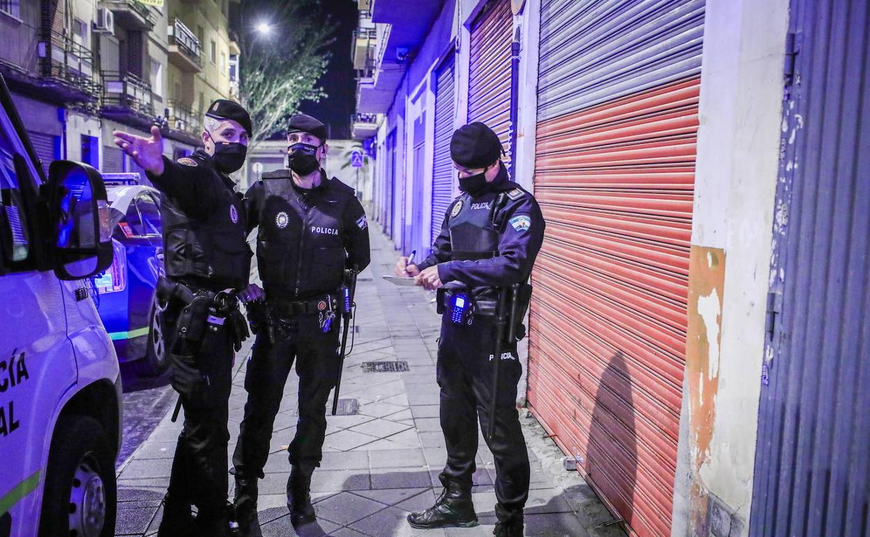 Imagen de archivo de la Policía Local en una noche de patrulla para comprobar que se cumplen las ,medidas-