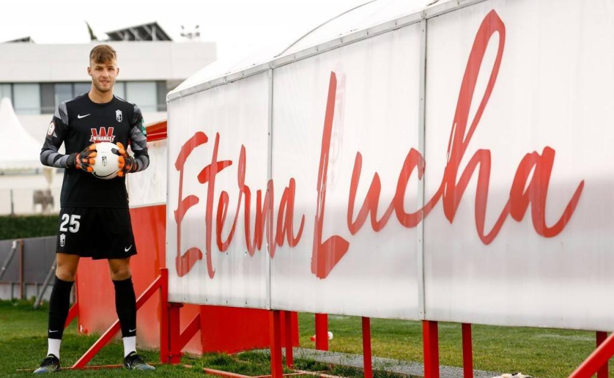 Ángel Jiménez posa al lado de un lema que conoce bien. 