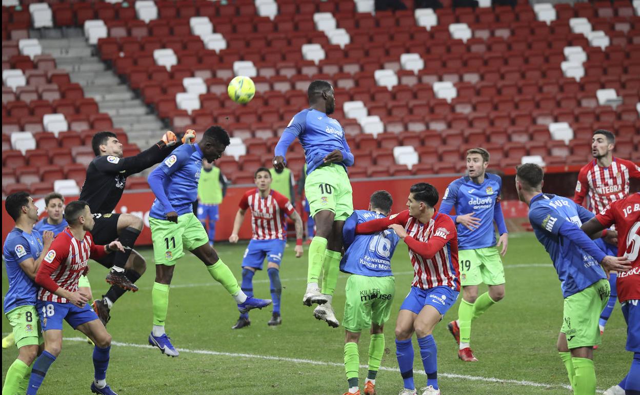 Una jugada del partido de liga de segunda división entre el Sporting y el Fuenlabrada. 