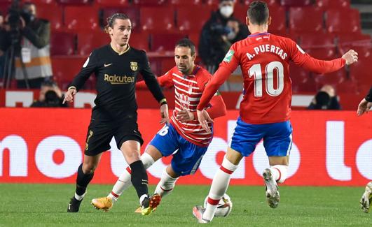 Víctor Díaz persigue a Griezmann ante Puertas.