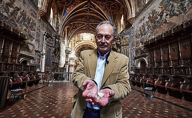 Joaquín Martínez muestra fragmentos desprendidos del muro. 