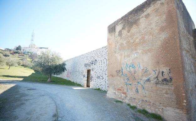 Grafitis en la parte trasera de la muralla.