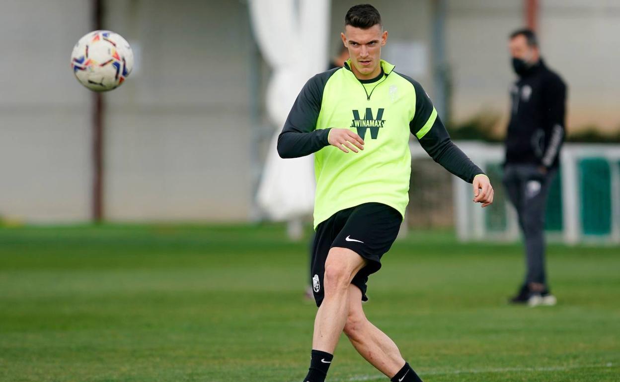 Adrián Marín juega un balón en largo durante un entrenamiento. 