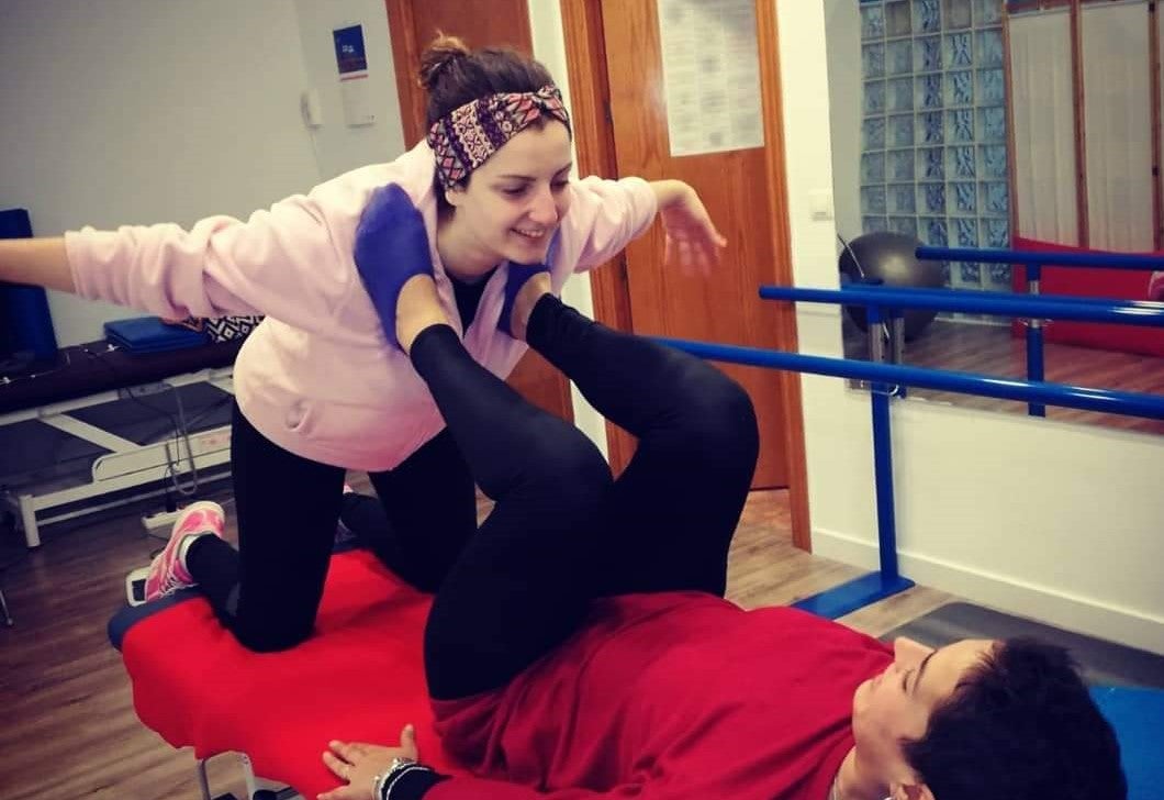 Laura, con su fisio en una de las sesiones.