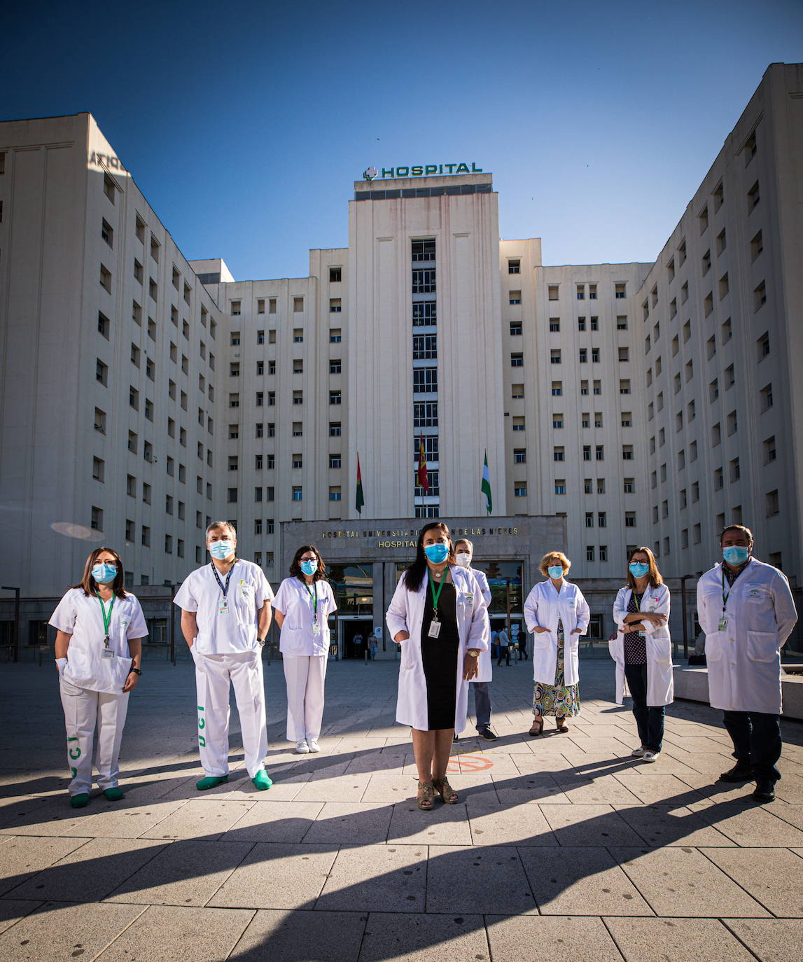 Imagen - Concha Morales, en el centro, jefa de Neumología del Hospital Universitario Virgen de las Nieves.