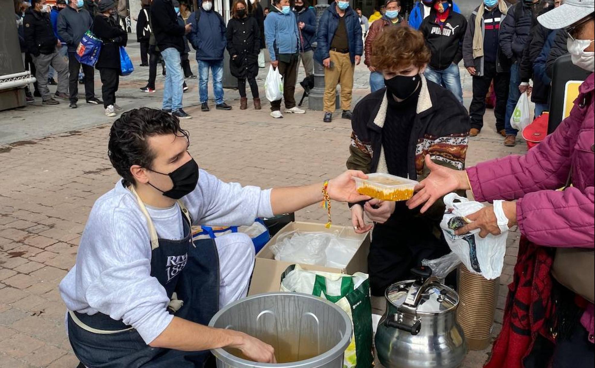 Carlos Soler, en el proceso de reparto de comida de cada domingo en la plaza Jacinto Benavente. 