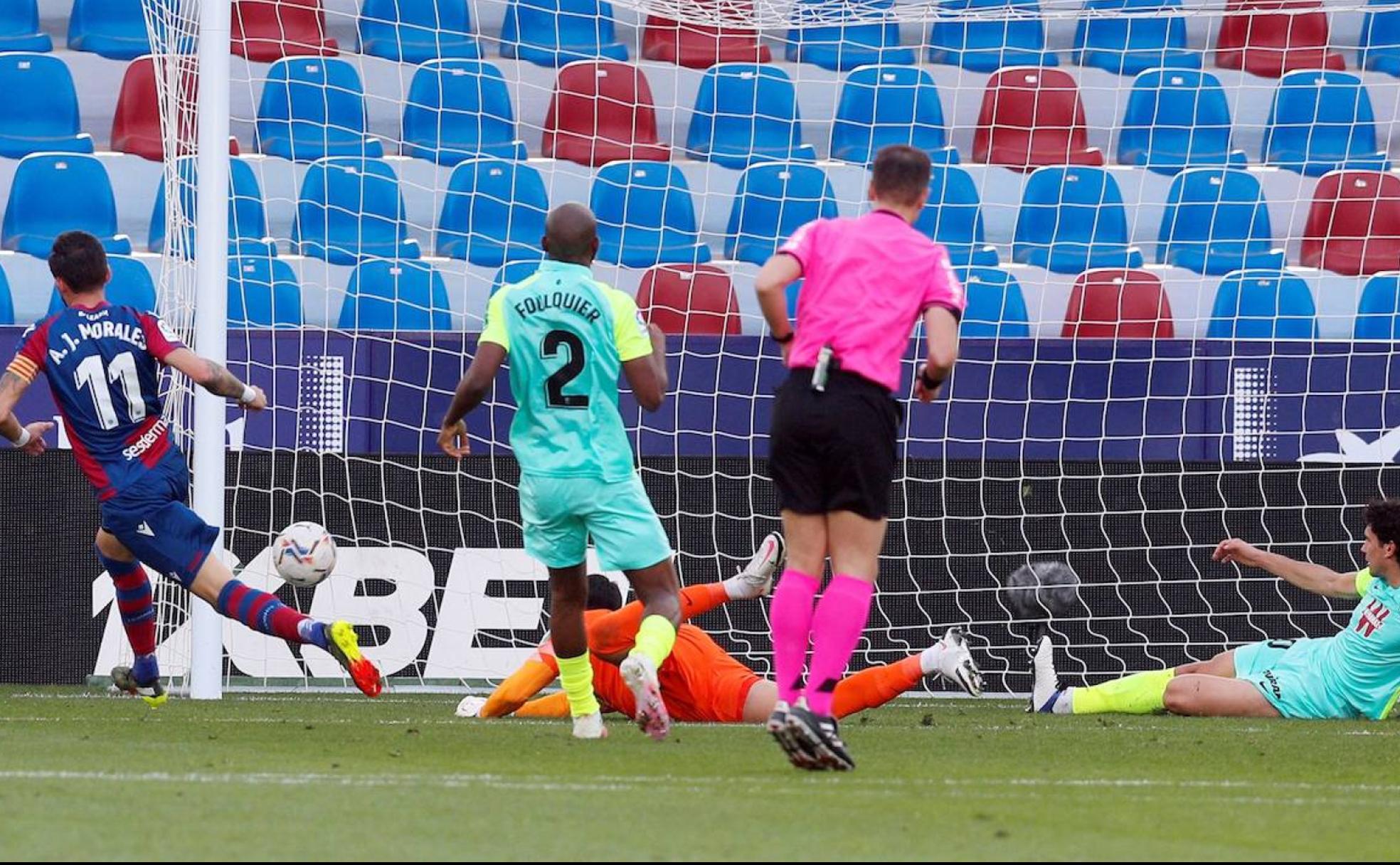 Foulquier, Rui Silva y Vallejo contemplan cómo José Luis Morales consigue el primer gol para el Levante en el partido del sábado. 