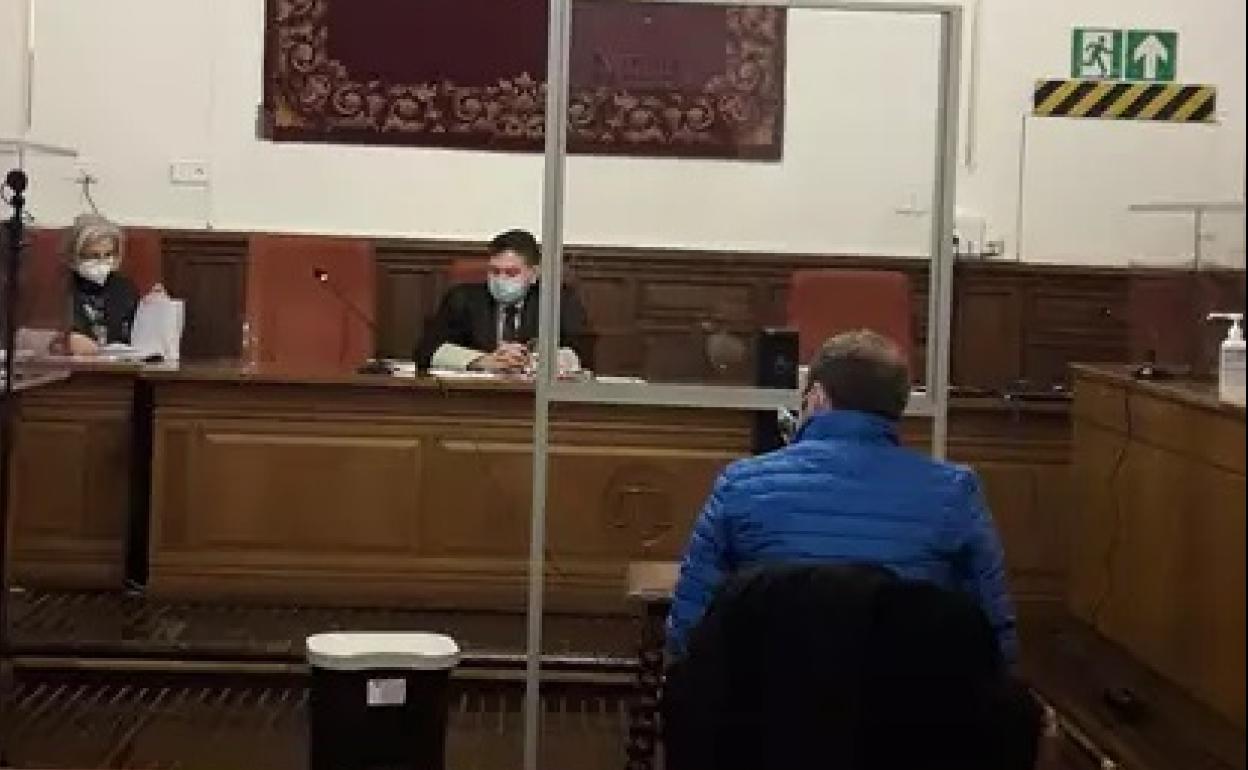 El exalcalde de Castril declara que no usó «jamás» el móvil municipal para líneas eróticas