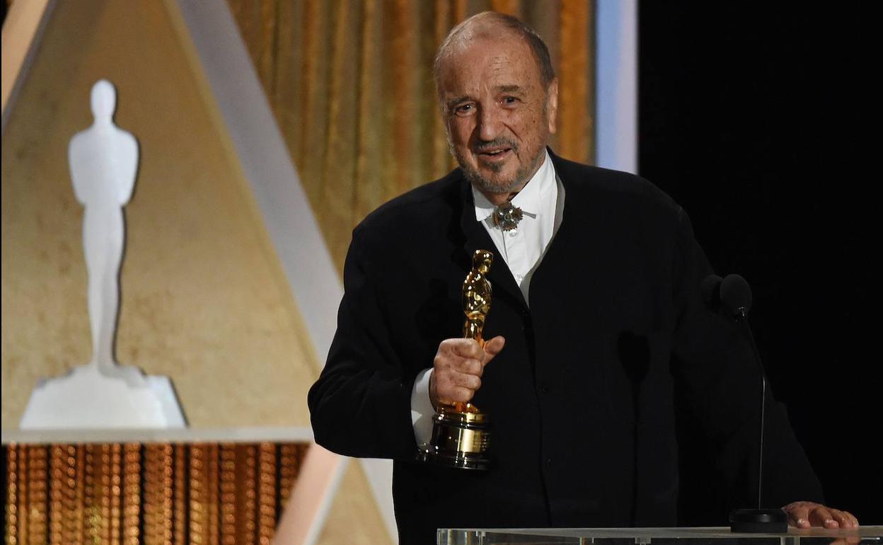 Jean-Claude Carrière, en noviembre de 2014, recogiendo su Oscar honorífico.