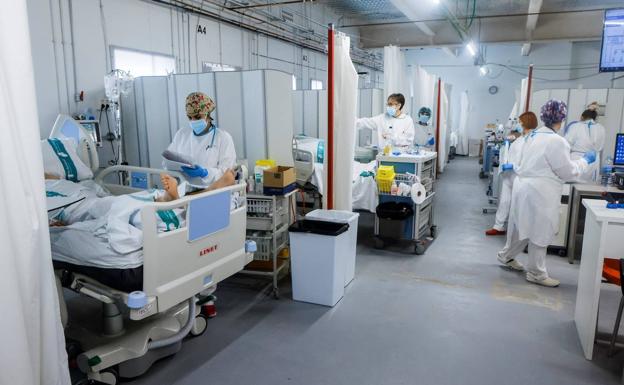 Pacientes y sanitarios en un hospital de Sabadell.