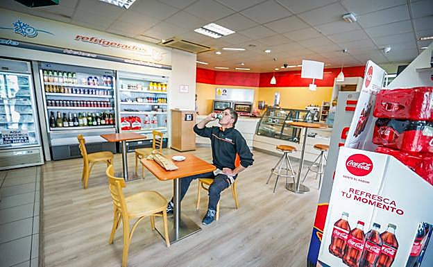 Imagen principal - Alfonso es transportista y se toma un cafelito en la gasolinera de Huétor Vega. María José saca el pan recién horneado. La gasolinera Green Petroleum, frente a Mercagranada.