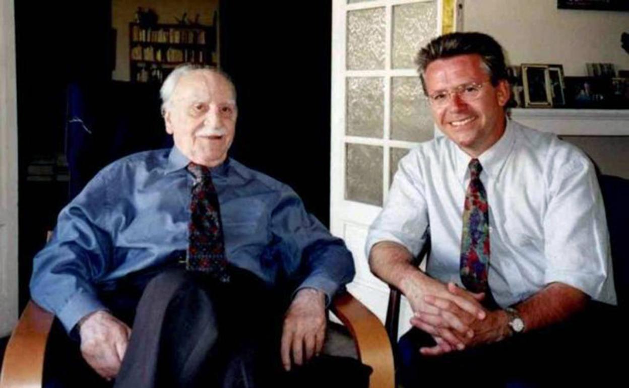 El escritor Frnacisco Ayala, en su casa junto a Vázquez Medel-