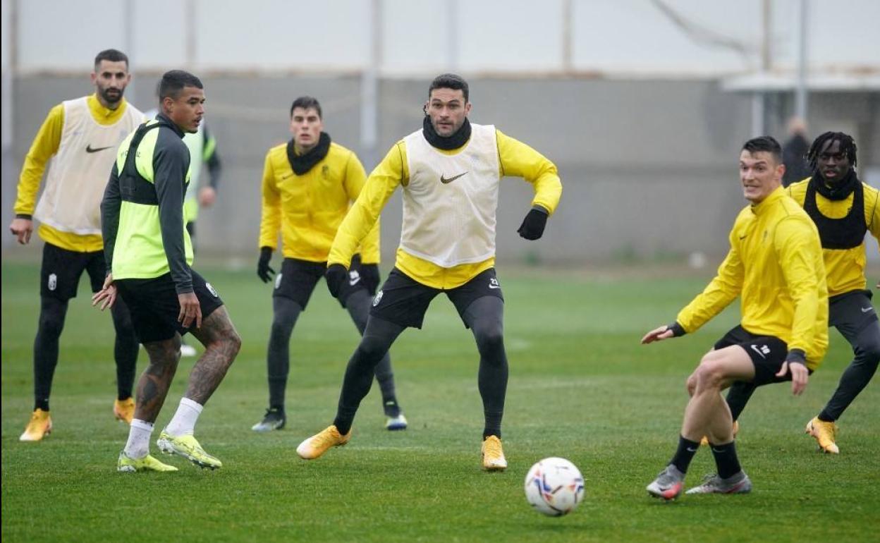 Maxime Gonalons, al fondo a la izquierda, en el entrenamiento de este miércoles. 