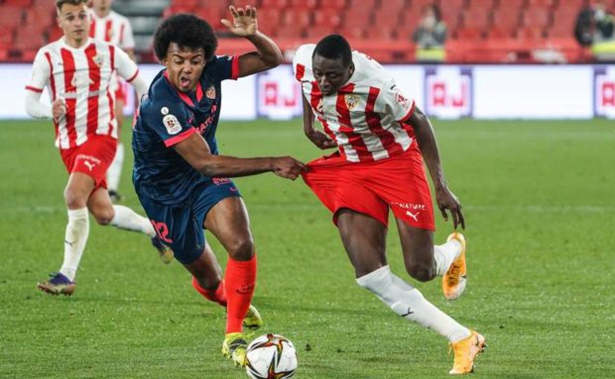 Sadip pugna con Kounde en el partido de Copa del Rey.