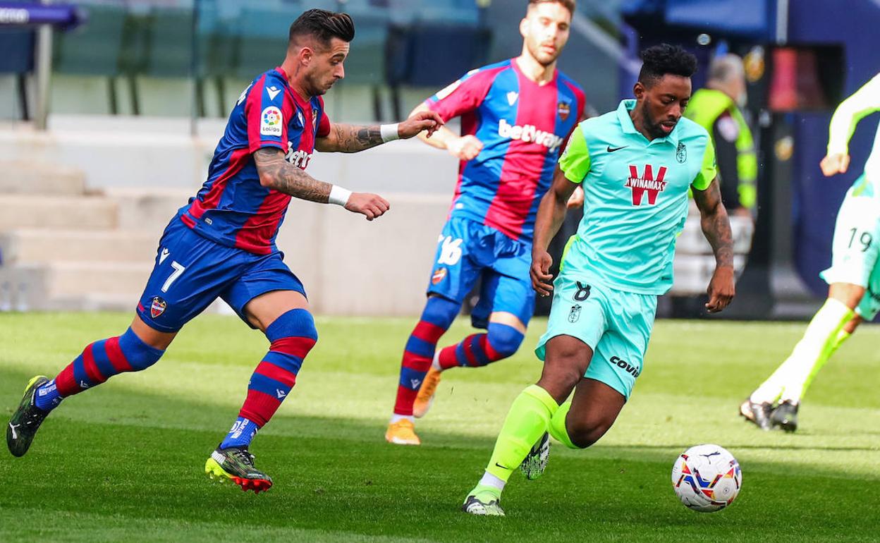 Yan Eteki protege el balón de un contrario granota. 