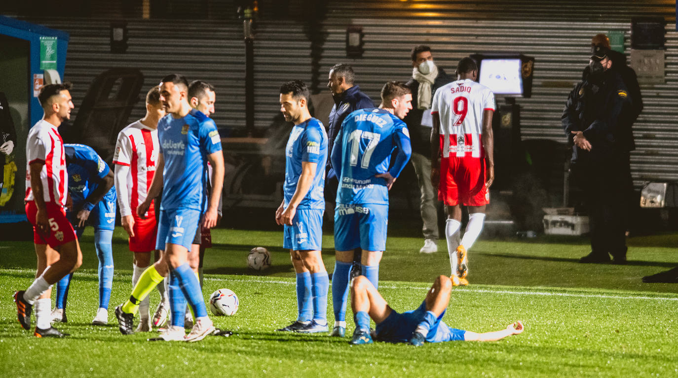 Sadiq se marcha del campo tras ser expulsado, con Ibán Salvador tumbado en una «actitud manifiestamente exagerada».