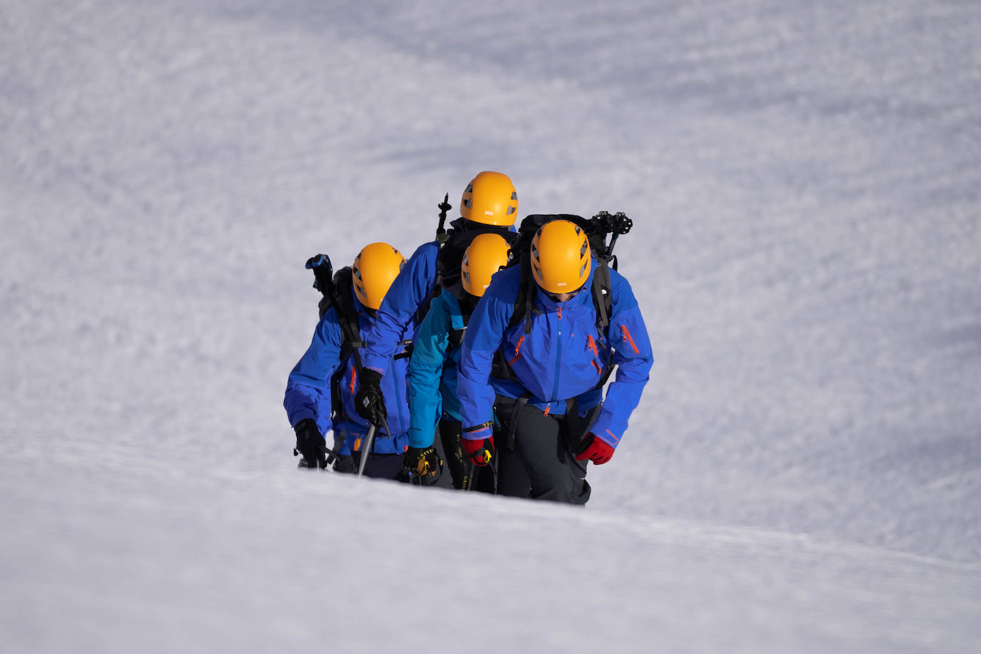 Los montañeros, en pleno reto. 