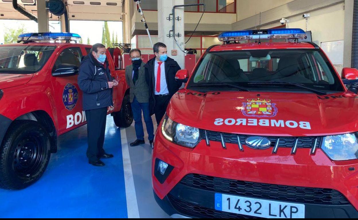 Presentación de los nuevos vehículos en el Parque de Bomberos de Jaén. 
