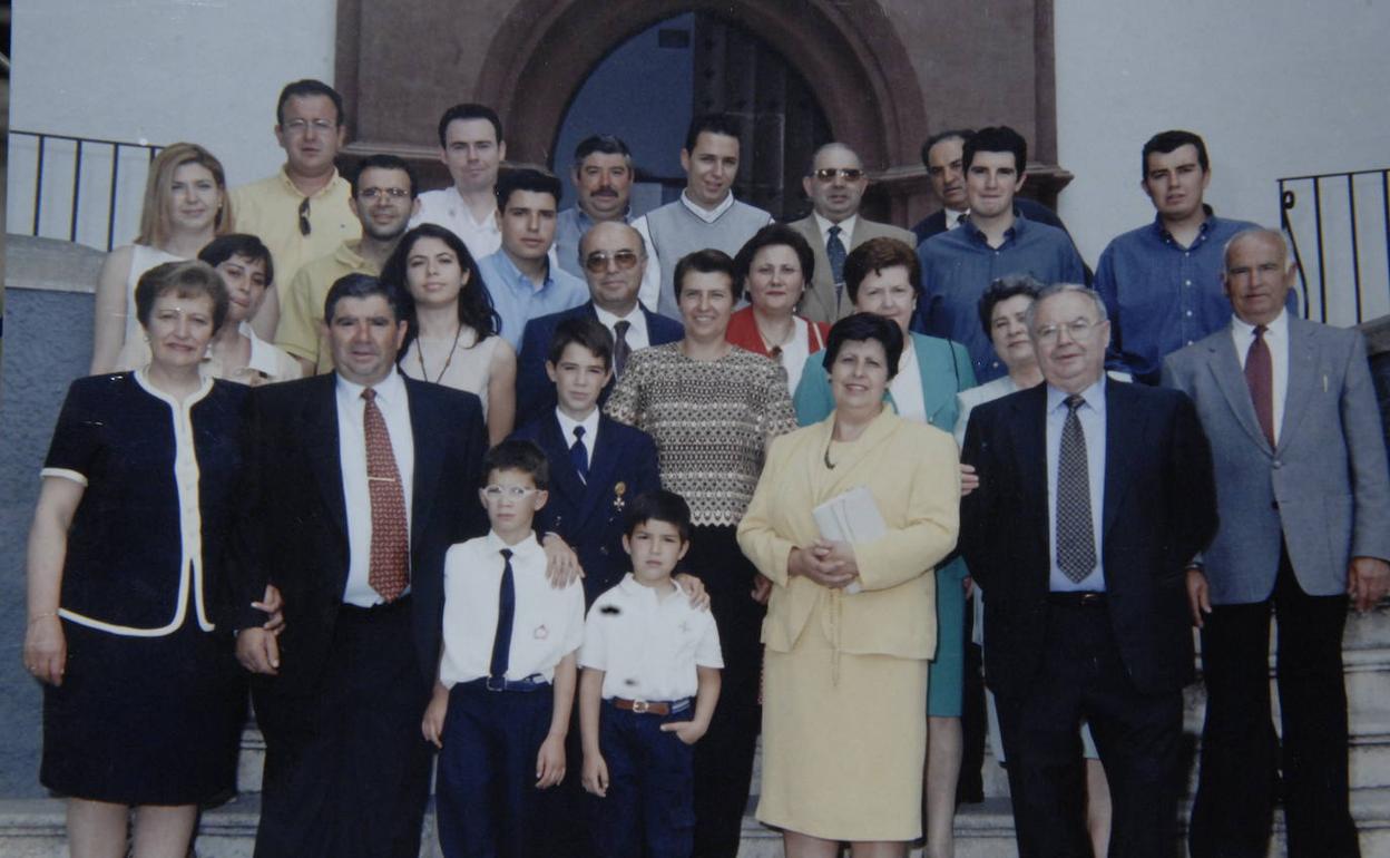 Alberto Aragón (segundo por la izquierda) junto a toda su familia