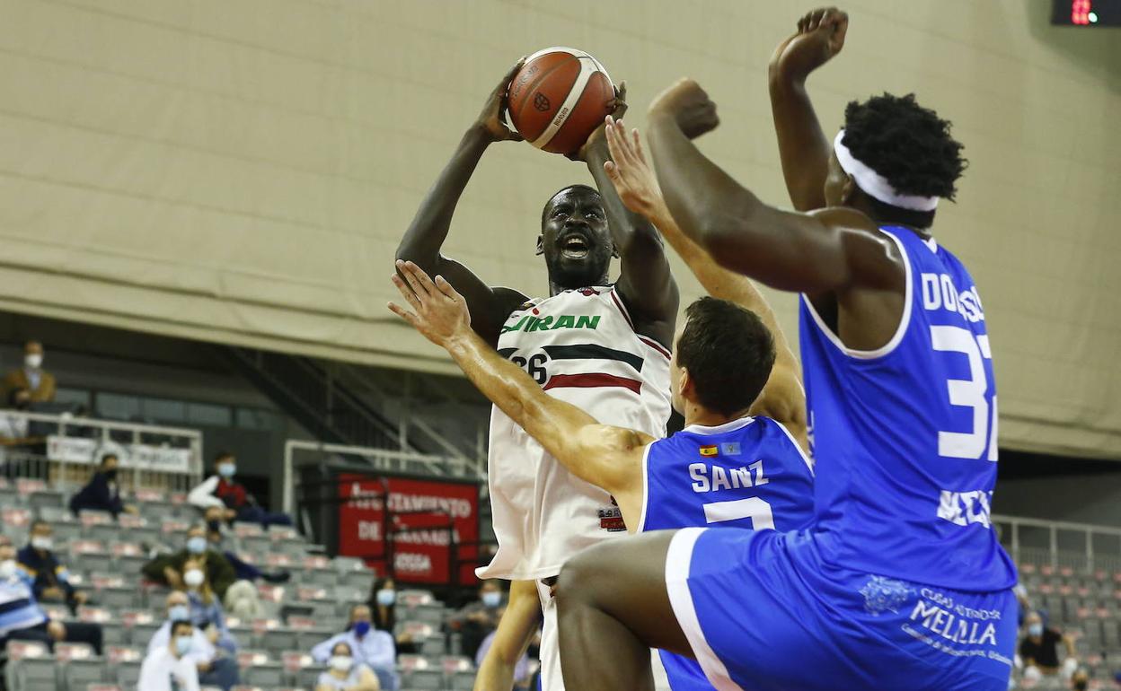 Lanza a canasta Bamba Fall, referente interior del Covirán y recientemente lesionado.