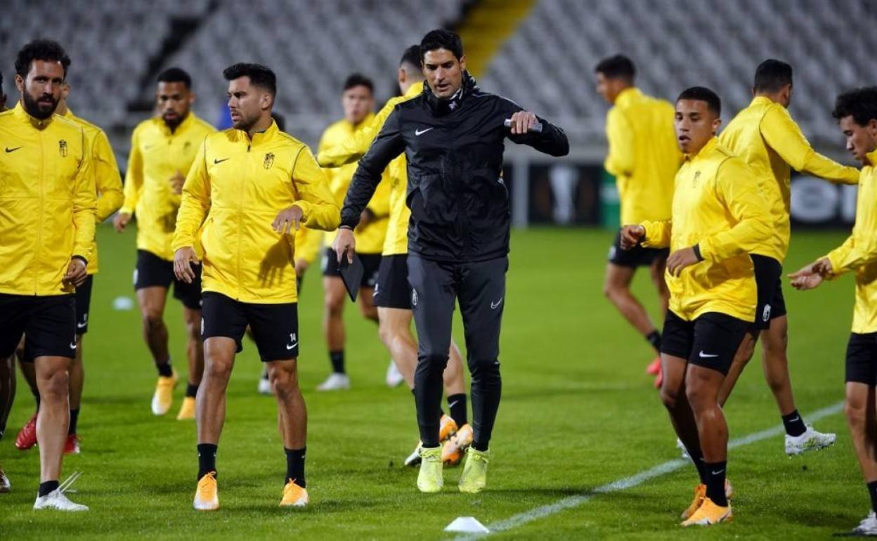 Víctor Lafuente dirige el entrenamiento en Nicosia, sin Diego Martínez.