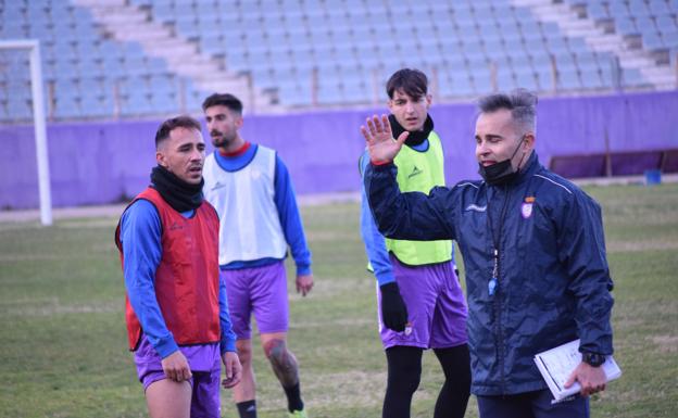 Se supende el partido del Real Jaén en Huétor Vega por un positivo por covid-19 en la plantilla del equipo granadino