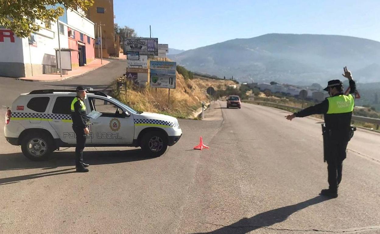 Control en una de las entradas de la capital, que ayer pasaba por poco de la tasa de 500 casos que marca el cierre perimetral. 