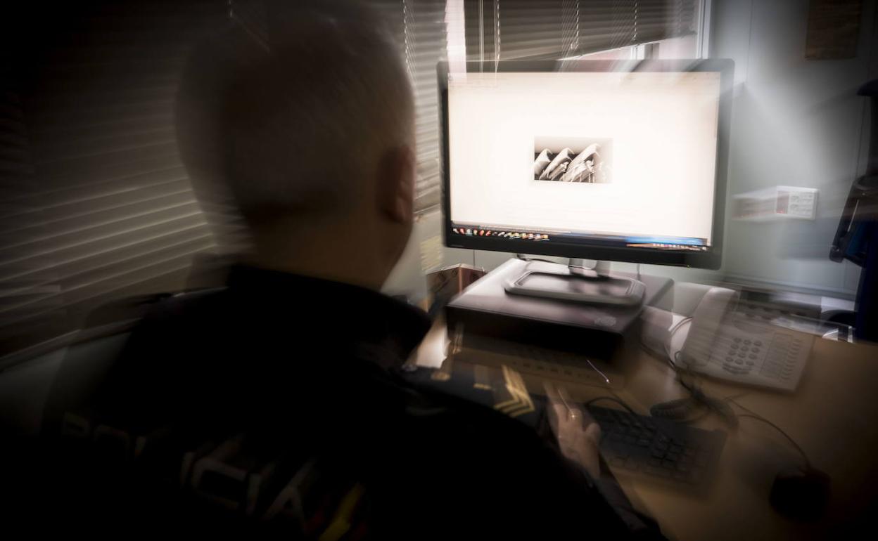 Un investigador policial se adentra en la red contra la ciberdelincuencia. 