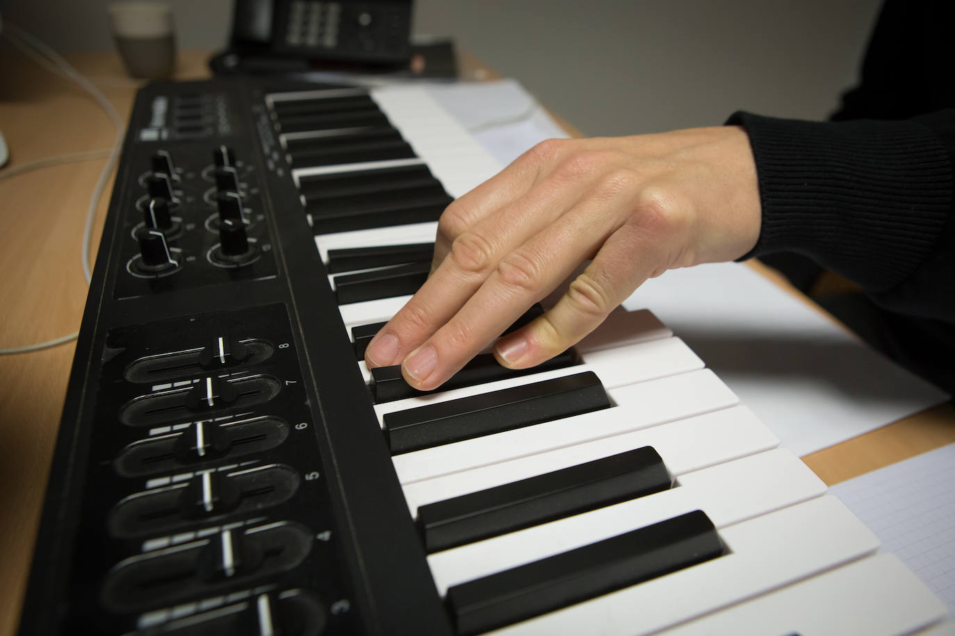 Daniel Guirado traduce con su teclado los sonidos telúricos de los terremotos. 