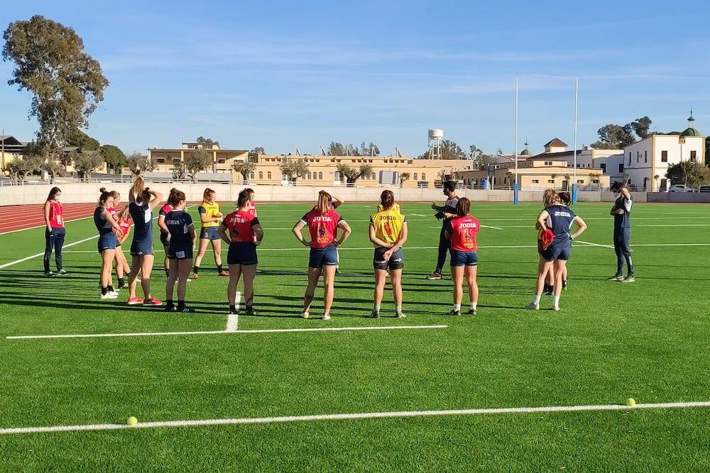Imagen principal - Los entrenamientos se han llevado a cabo en el campo de rugby del Campeonato Álvarez de Sotomayor, en Viator, y en el Juan Rojas. 
