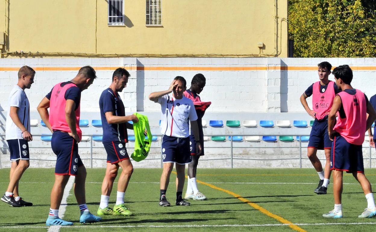 Alberto González se dirige a Josema y Morante durante el reparto de petos de colores en el entrenamiento.