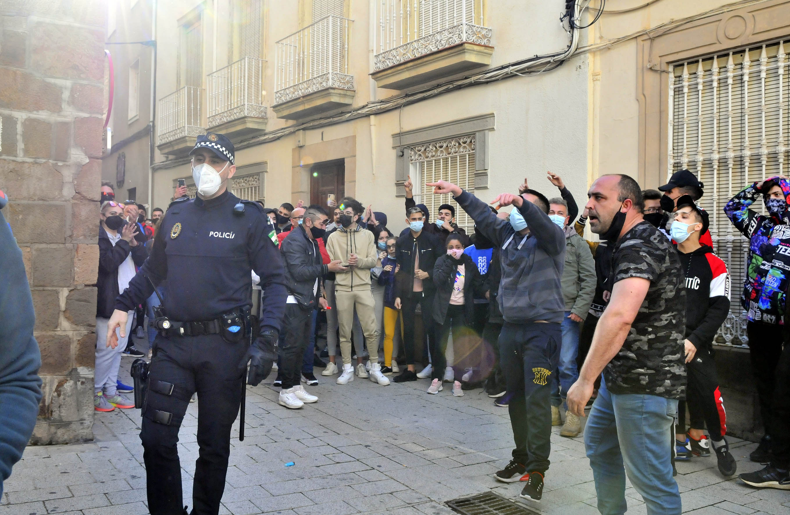 Tensión en las calles de Linares tras la agresión a un vecino por parte de dos policías.